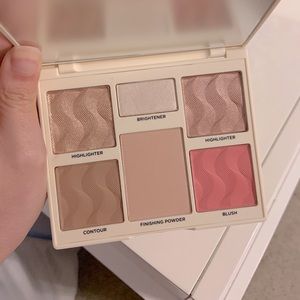Cover Fx Perfector Face Palette in Light/Medium.